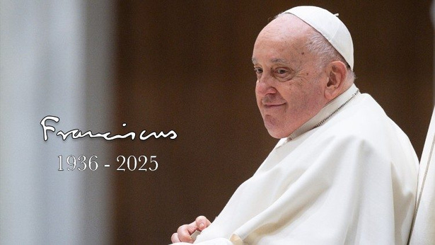Mort du pape François : émotion et recueillement place Saint-Pierre