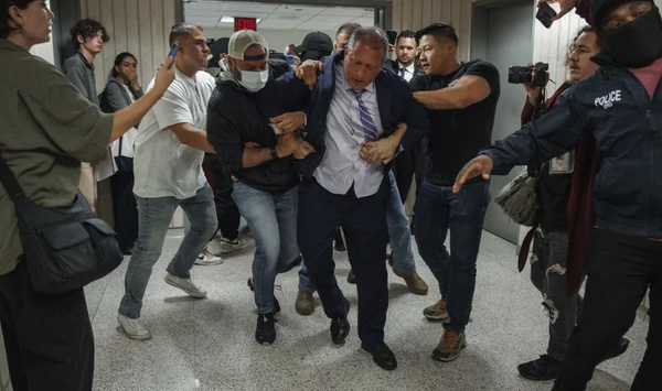 New York : Brad Lander, candidat à la mairie, menotté par la police de l'immigration en plein tribunal