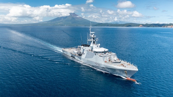 Tensions en mer : Pékin fustige la traversée du détroit de Taïwan par un navire britannique