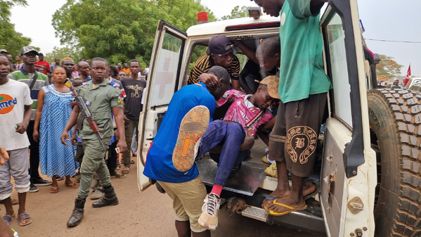 Bangui : au moins 29 morts au lycée Barthélémy Boganda, le président Touadéra décrète trois jours de deuil national Bangui : au moins 29 morts au lycée Barthélémy Boganda, le président Touadéra décrète trois jours de deuil national
