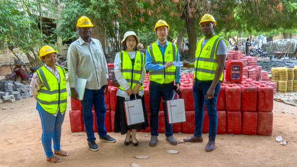 Faso Mêbo : l’entreprise chinoise CGINT appuie le projet présidentiel avec 200 bidons d’huile de décoffrage