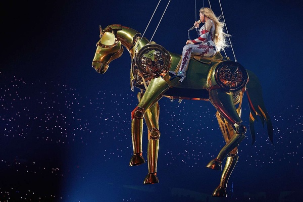 Beyoncé électrise Atlanta avec un cheval doré suspendu pendant sa tournée Cowboy Carter