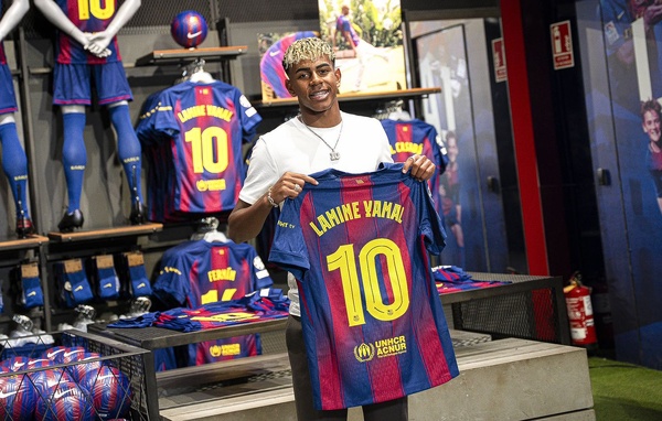 Lamine Yamal : son père monte au créneau après la polémique sur ses 18 ans Lamine Yamal : son père monte au créneau après la polémique sur ses 18 ans