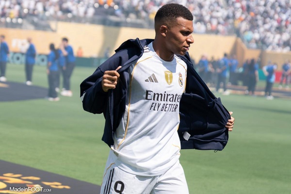 Enquête ouverte à Paris après des chèques controversés de Mbappé à des policiers Enquête ouverte à Paris après des chèques controversés de Mbappé à des policiers