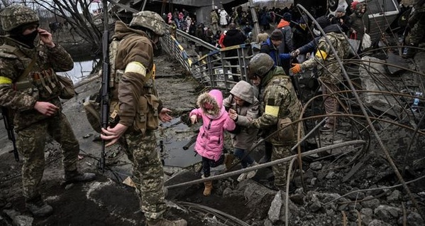 Guerre en Ukraine : des frappes russes et ukrainiennes font au moins cinq morts