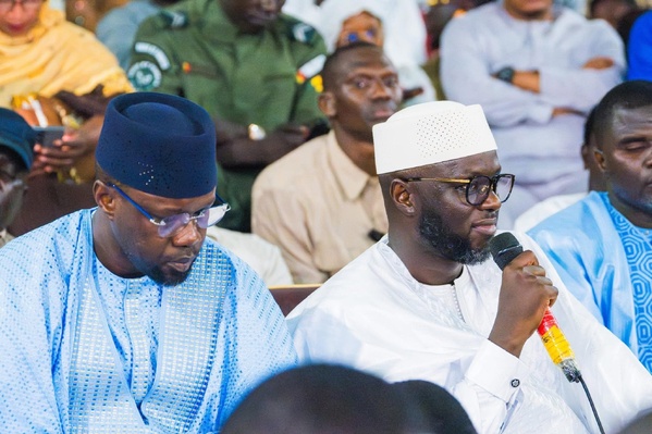 Ousmane Sonko au Magal de Mbacké Baari : un moment de spiritualité et de dialogue Ousmane Sonko au Magal de Mbacké Baari : un moment de spiritualité et de dialogue