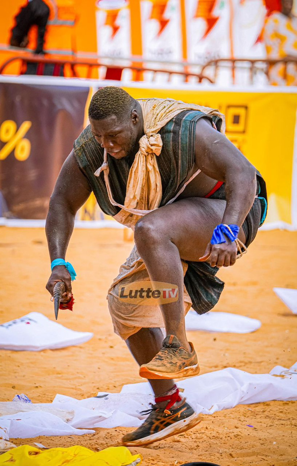 Franc terrasse Eumeu Sène et confirme sa suprématie dans l’arène sénégalaise Franc terrasse Eumeu Sène et confirme sa suprématie dans l’arène sénégalaise
