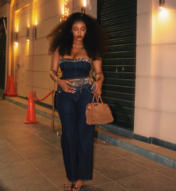 Nefertiti Sow : de nouveaux clichés qui font polémique en ligne Nefertiti Sow : de nouveaux clichés qui font polémique en ligne