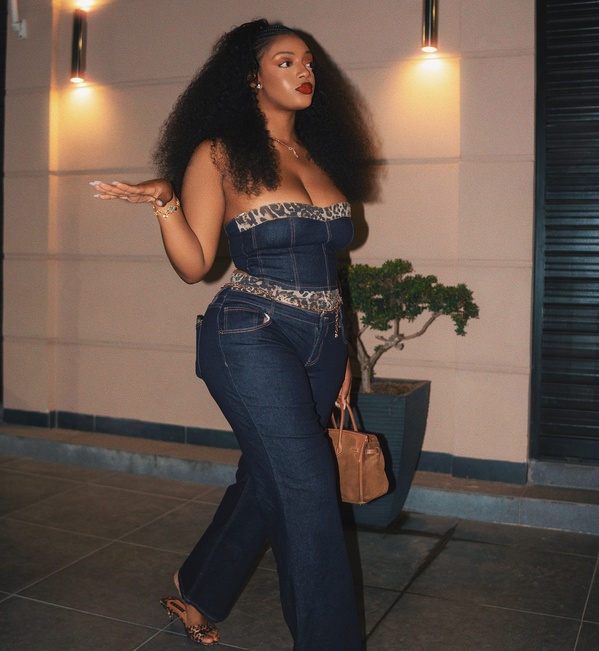 Nefertiti Sow : de nouveaux clichés qui font polémique en ligne Nefertiti Sow : de nouveaux clichés qui font polémique en ligne