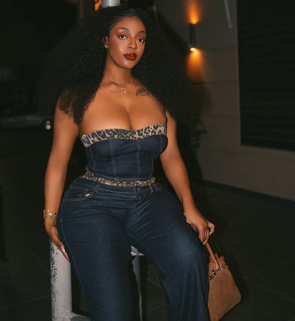 Nefertiti Sow : de nouveaux clichés qui font polémique en ligne Nefertiti Sow : de nouveaux clichés qui font polémique en ligne