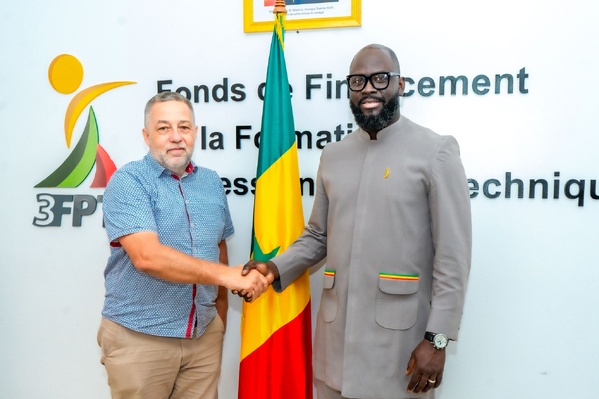 Rencontre stratégique entre le Cégep de la Gaspésie et des Îles et le 3FPT autour du projet COPEJ Rencontre stratégique entre le Cégep de la Gaspésie et des Îles et le 3FPT autour du projet COPEJ