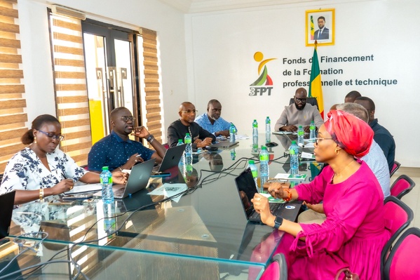 Rencontre stratégique entre le Cégep de la Gaspésie et des Îles et le 3FPT autour du projet COPEJ Rencontre stratégique entre le Cégep de la Gaspésie et des Îles et le 3FPT autour du projet COPEJ