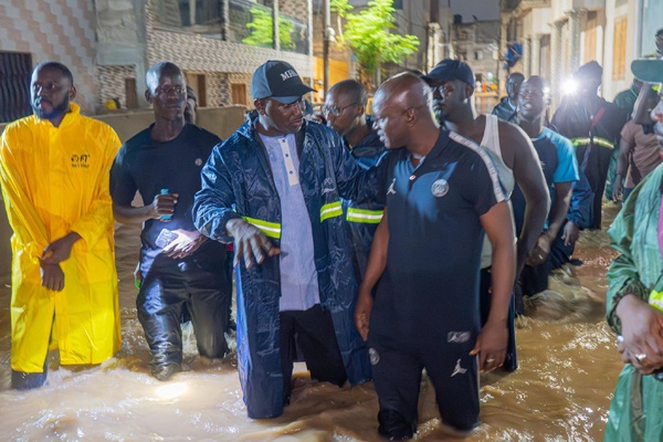Dakar: Le ministre de l’Hydraulique Cheikh Tidiane Dièye en visite après les fortes pluies Dakar: Le ministre de l’Hydraulique Cheikh Tidiane Dièye en visite après les fortes pluies