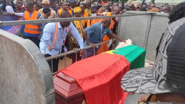 Ouagadougou en deuil : la dépouille d’Alino Faso accueillie par une marée humaine Ouagadougou en deuil : la dépouille d’Alino Faso accueillie par une marée humaine