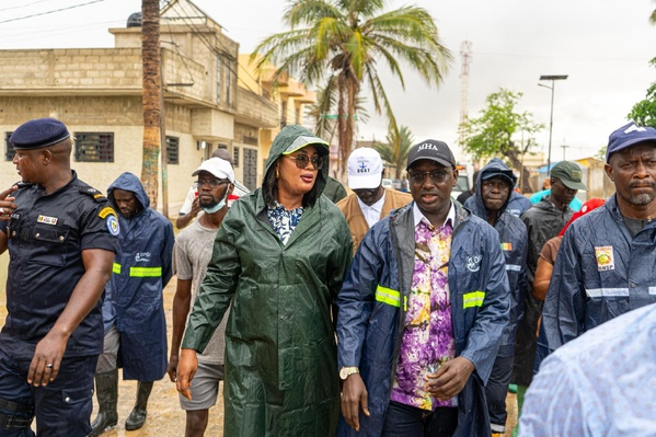 Saint-Louis – Le Ministre de l’Hydraulique et de l’Assainissement en tournée sous la pluie
