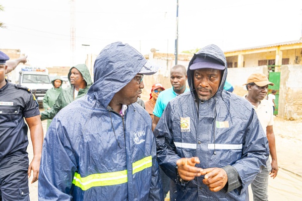 Saint-Louis – Le Ministre de l’Hydraulique et de l’Assainissement en tournée sous la pluie Saint-Louis – Le Ministre de l’Hydraulique et de l’Assainissement en tournée sous la pluie
