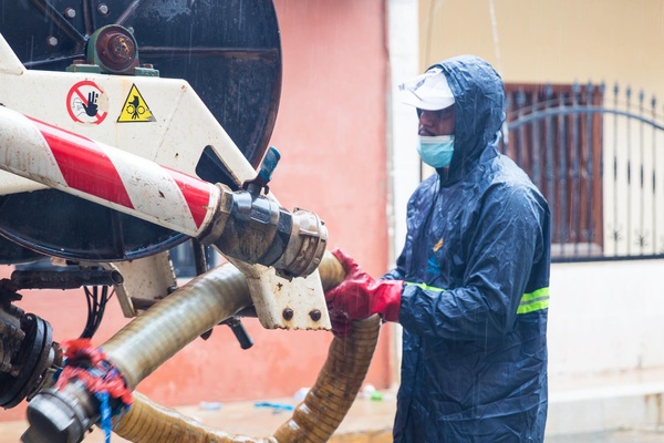 ONAS: Intervention malgré la pluie à l’Unité 8 des Parcelles Assainies ONAS: Intervention malgré la pluie à l’Unité 8 des Parcelles Assainies