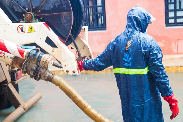 ONAS: Intervention malgré la pluie à l’Unité 8 des Parcelles Assainies ONAS: Intervention malgré la pluie à l’Unité 8 des Parcelles Assainies