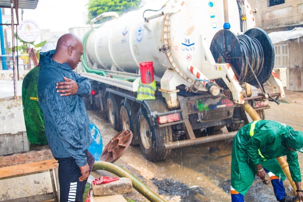 ONAS: Intervention malgré la pluie à l’Unité 8 des Parcelles Assainies ONAS: Intervention malgré la pluie à l’Unité 8 des Parcelles Assainies