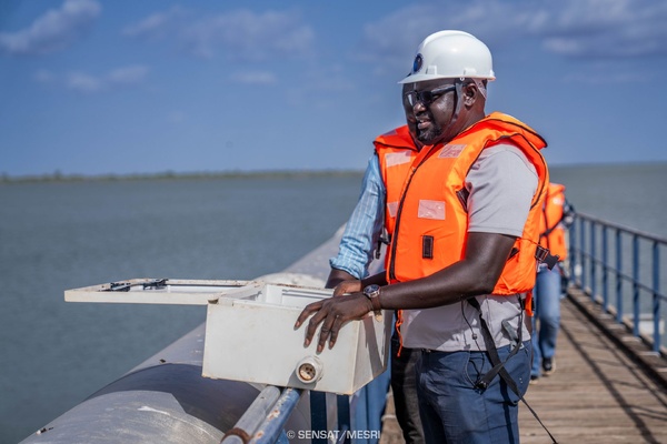 Lac de Guiers : installation d’une 2ème balise de collecte de données par le projet SENSAT Lac de Guiers : installation d’une 2ème balise de collecte de données par le projet SENSAT