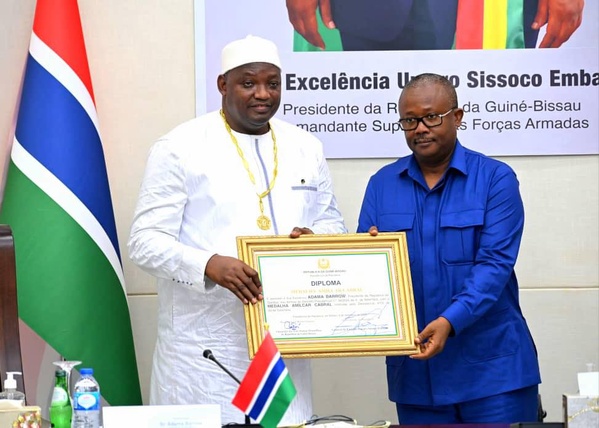 Guinée-Bissau : le président Adama Barrow décoré de la médaille Amílcar Cabral Guinée-Bissau : le président Adama Barrow décoré de la médaille Amílcar Cabral