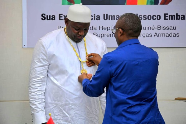 Guinée-Bissau : le président Adama Barrow décoré de la médaille Amílcar Cabral Guinée-Bissau : le président Adama Barrow décoré de la médaille Amílcar Cabral