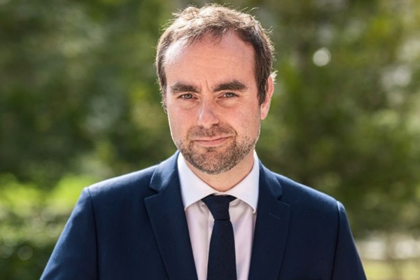 Sébastien Lecornu nommé Premier ministre par Emmanuel Macron pour bâtir des accords politiques après la crise Sébastien Lecornu nommé Premier ministre par Emmanuel Macron pour bâtir des accords politiques après la crise