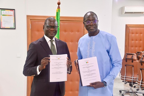 Passation de service au MESRI: Dr El Hadji Abdourahmane Diouf cède son fauteuil au Pr Daouda Ngom Passation de service au MESRI: Dr El Hadji Abdourahmane Diouf cède son fauteuil au Pr Daouda Ngom