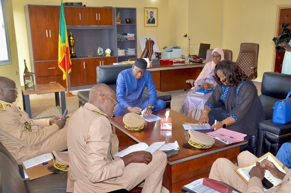 Abass Fall passe le témoin à Olivier Boucal et Marie Rose Khady Fatou Faye Abass Fall passe le témoin à Olivier Boucal et Marie Rose Khady Fatou Faye