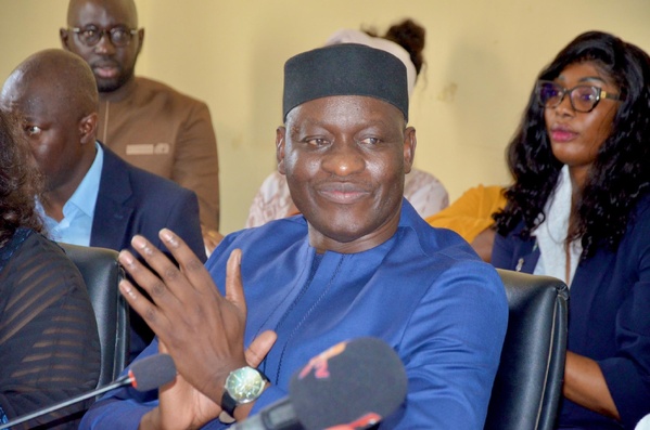 Abass Fall passe le témoin à Olivier Boucal et Marie Rose Khady Fatou Faye Abass Fall passe le témoin à Olivier Boucal et Marie Rose Khady Fatou Faye