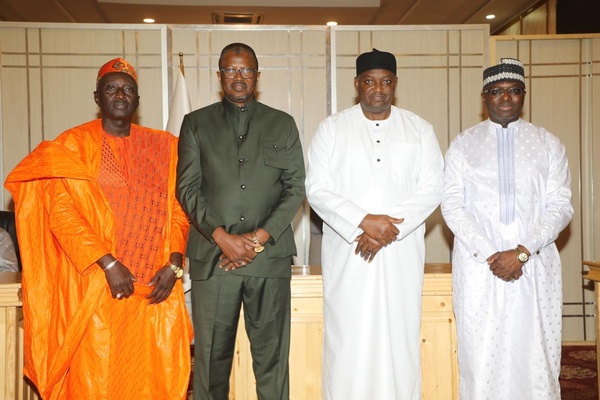 Gambie : le Président Adama Barrow préside la prestation de serment du ministre de la Défense, du vérificateur général et du médiateur adjoint Gambie : le Président Adama Barrow préside la prestation de serment du ministre de la Défense, du vérificateur général et du médiateur adjoint