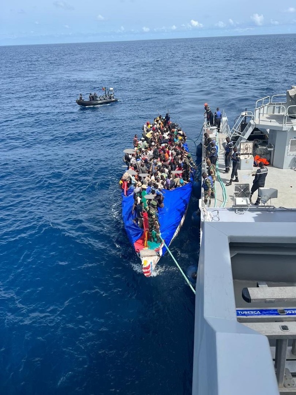 Dakar : la Marine nationale secourt 259 migrants au large des côtes sénégalaises Dakar : la Marine nationale secourt 259 migrants au large des côtes sénégalaises