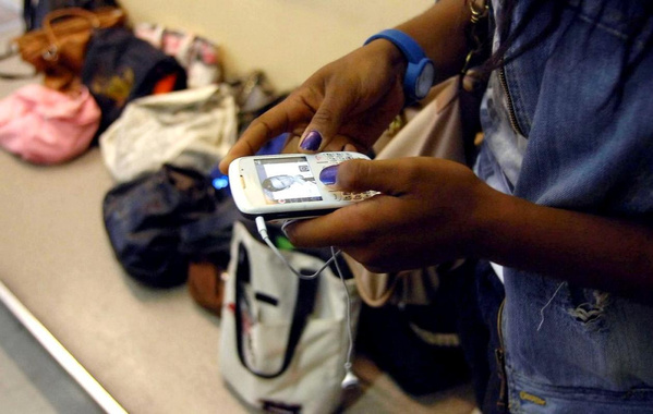 Interdiction du Téléphone à l'École au Sénégal : Le SAEMSS Dénonce une Décision "Cavalière et Unilatérale" Interdiction du Téléphone à l'École au Sénégal : Le SAEMSS Dénonce une Décision "Cavalière et Unilatérale"