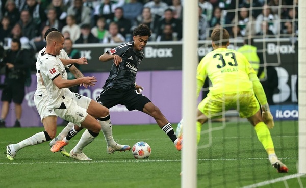Bundesliga : Eintracht Francfort s’impose 6-4 face à Mönchengladbach dans un match fou à 10 buts