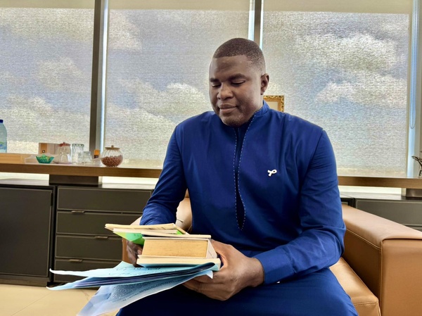 Amadou Ba échange avec Amadou Lamine Sall sur le Mémorial de Gorée et des projets culturels Amadou Ba échange avec Amadou Lamine Sall sur le Mémorial de Gorée et des projets culturels