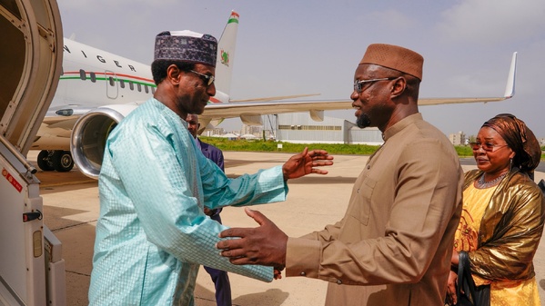 Le Premier ministre Ousmane Sonko accueille son homologue nigérien Ali Lamine Zeine à Dakar Le Premier ministre Ousmane Sonko accueille son homologue nigérien Ali Lamine Zeine à Dakar