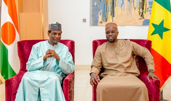 Le Premier ministre Ousmane Sonko accueille son homologue nigérien Ali Lamine Zeine à Dakar