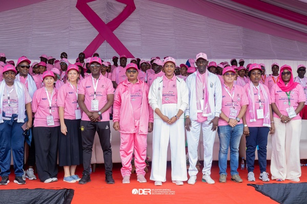 Marche Rose 2025 de la DER/FJ : La Première Dame Absa Faye, symbole d’engagement et d’espoir