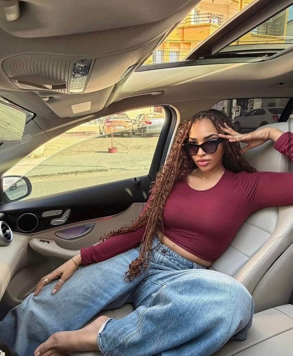 Diarietou Sow, l'actrice de Marodi, séduit hors écran avec un look décontracté et chic Diarietou Sow, l'actrice de Marodi, séduit hors écran avec un look décontracté et chic