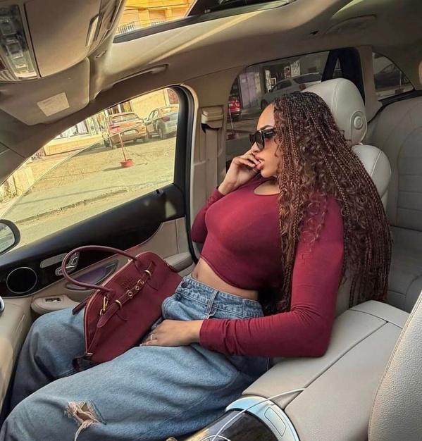 Diarietou Sow, l'actrice de Marodi, séduit hors écran avec un look décontracté et chic Diarietou Sow, l'actrice de Marodi, séduit hors écran avec un look décontracté et chic