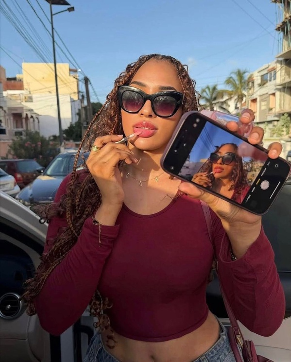 Diarietou Sow, l'actrice de Marodi, séduit hors écran avec un look décontracté et chic