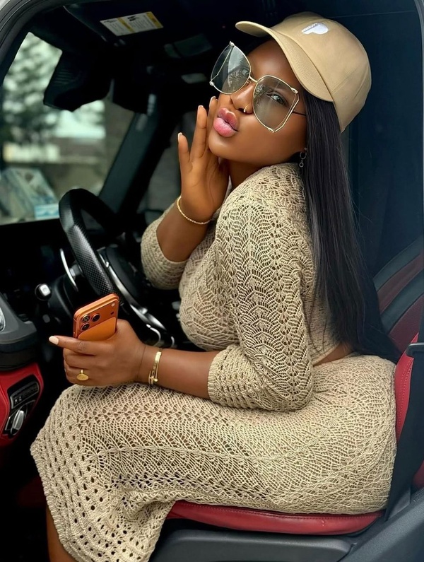 Destiny Etiko, icône de Nollywood, éblouit ses fans dans une robe tricotée ultra-chic Destiny Etiko, icône de Nollywood, éblouit ses fans dans une robe tricotée ultra-chic