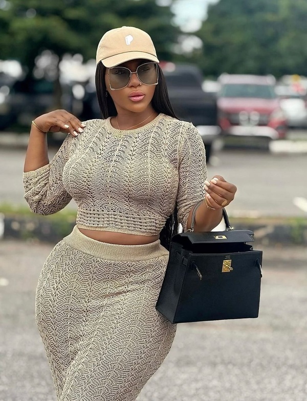 Destiny Etiko, icône de Nollywood, éblouit ses fans dans une robe tricotée ultra-chic Destiny Etiko, icône de Nollywood, éblouit ses fans dans une robe tricotée ultra-chic