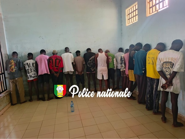 Opération de police à Jaaxay: dix-sept personnes interpellées à la Cité Kalia 2 Opération de police à Jaaxay: dix-sept personnes interpellées à la Cité Kalia 2