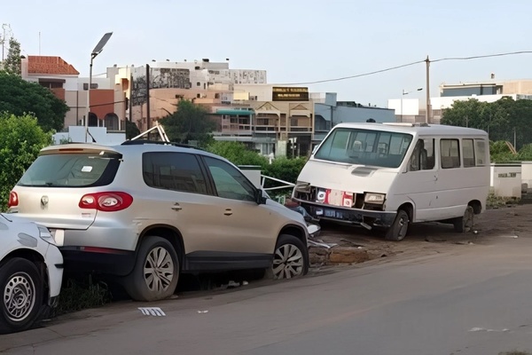 Le Gouverneur de Dakar lance une opération de déguerpissement des véhicules et épaves encombrant la voie publique Le Gouverneur de Dakar lance une opération de déguerpissement des véhicules et épaves encombrant la voie publique