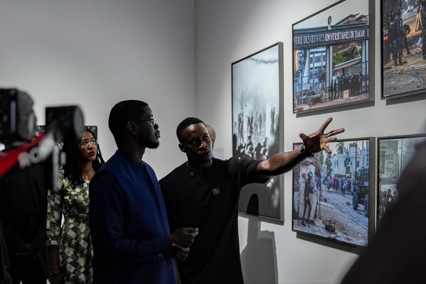 Le président Bassirou Diomaye Faye s’invite à la clôture de l’exposition « Première Ligne »