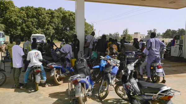 Mali: le blocus jihadiste du JNIM alimente un trafic de carburant en Guinée Mali: le blocus jihadiste du JNIM alimente un trafic de carburant en Guinée