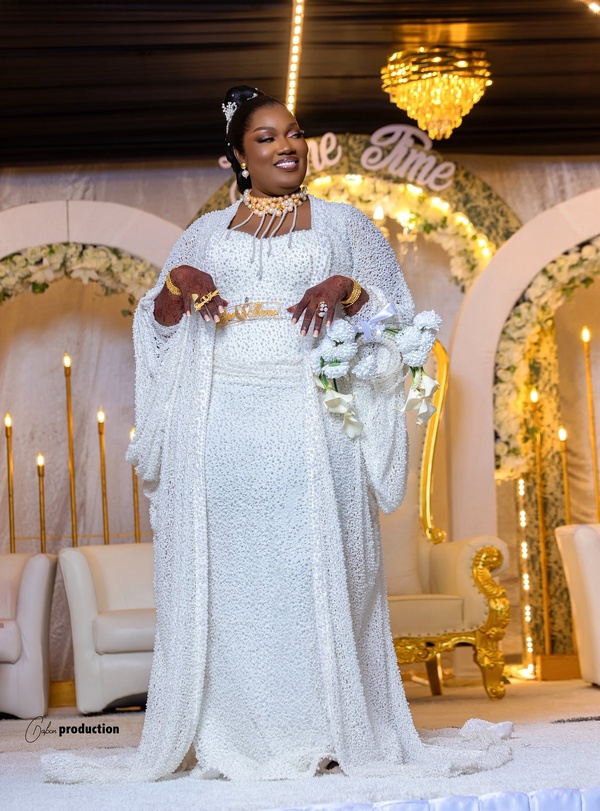 Bijou Ngoné éblouit avec le baptême somptueux de sa fille Bousso Bally (photos) Bijou Ngoné éblouit avec le baptême somptueux de sa fille Bousso Bally (photos)