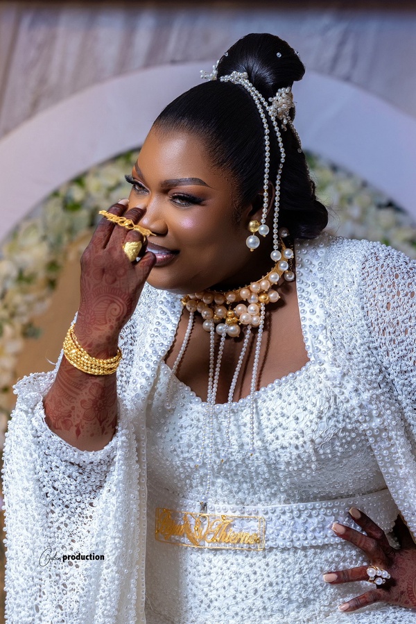 Bijou Ngoné éblouit avec le baptême somptueux de sa fille Bousso Bally (photos) Bijou Ngoné éblouit avec le baptême somptueux de sa fille Bousso Bally (photos)