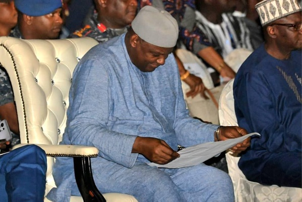 Gambie: le président Adama Barrow promet un meilleur accès à l’électricité et aux routes dans la région de la Banque du Nord Gambie: le président Adama Barrow promet un meilleur accès à l’électricité et aux routes dans la région de la Banque du Nord